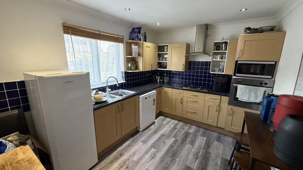 Lot: 142 - DETACHED THREE-BEDROOM BUNGALOW WITH GARAGE - Internal image of kitchen